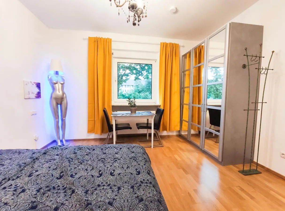 Modernes Zimmer Am Park Mit Garten, Huehner & Enten contacts