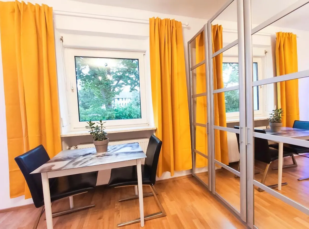Modernes Zimmer Am Park Mit Garten, Huehner & Enten Munich Germany