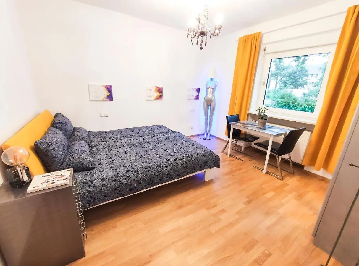 Modernes Zimmer Am Park Mit Garten, Huehner & Enten Munich 0*,  Germany